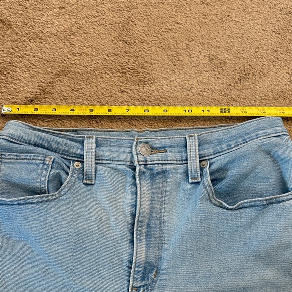 Levi’s Women’s Size 30 High Waisted Mom Jean Light Blue Straight/Skinny Leg - Picture 7 of 11